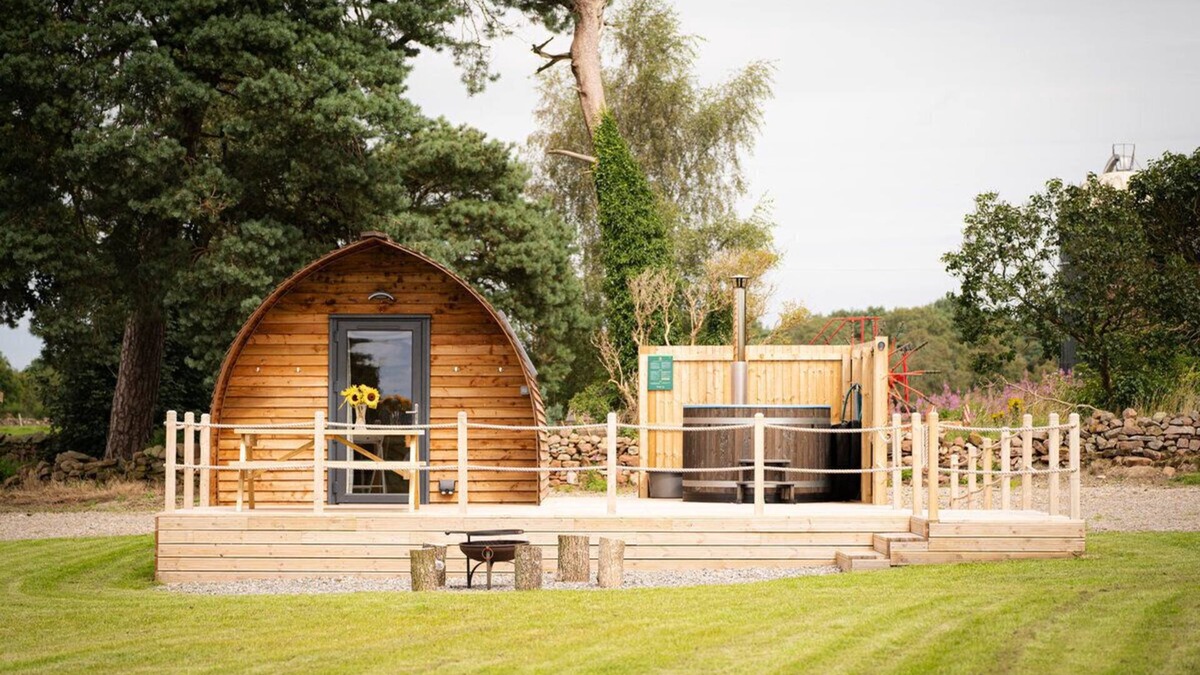 Wing Cabin | Cosy Spacious Cabin with Wood Fired Hot Tub