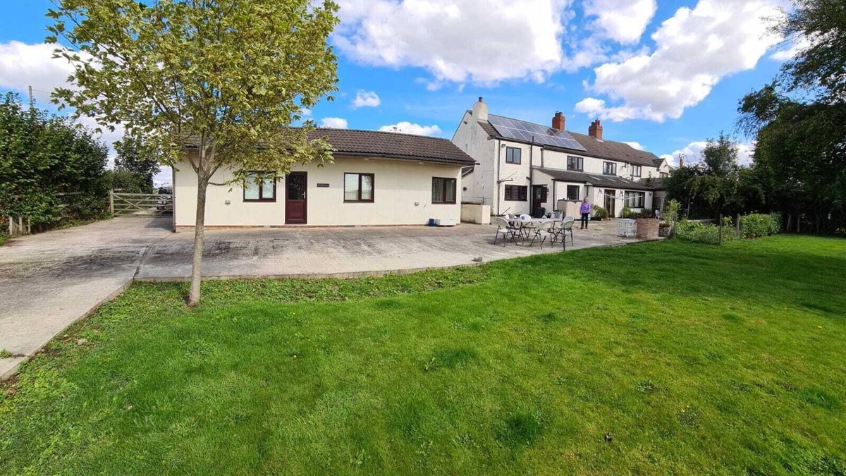 Pontefract Cottage | Cosy stable conversion between Sheffield & Leeds