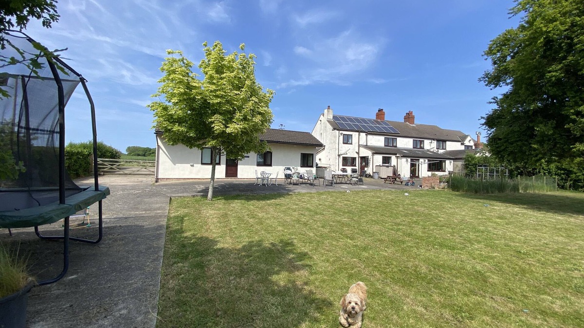 Pontefract Cottage | Cosy Stable Conversion Between Sheffield & Leeds