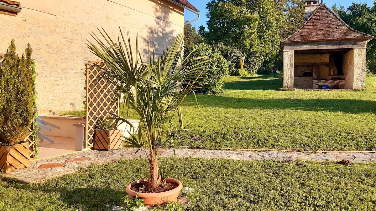 Thenon House | Cosy stone gite with exposed beams and private pool