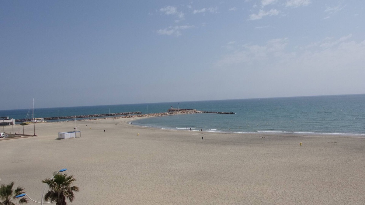 La Jetee Apartment | Cosy studio cabin with sea-view terrace.