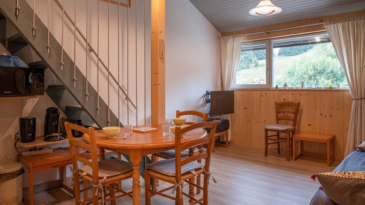 Allevard Apartment | Cosy Studio Mezzanine Apartment with Mountain View and Balcony