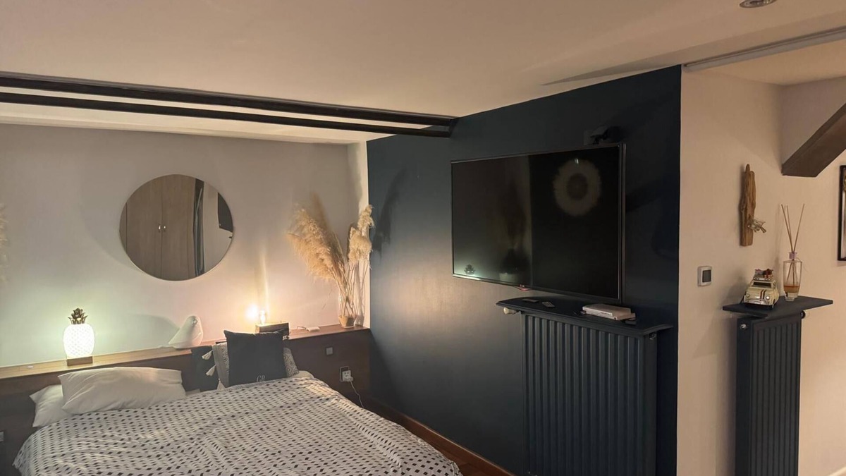 Wambrechies Apartment | Cosy studio room with separate entrance, parking and bathroom.