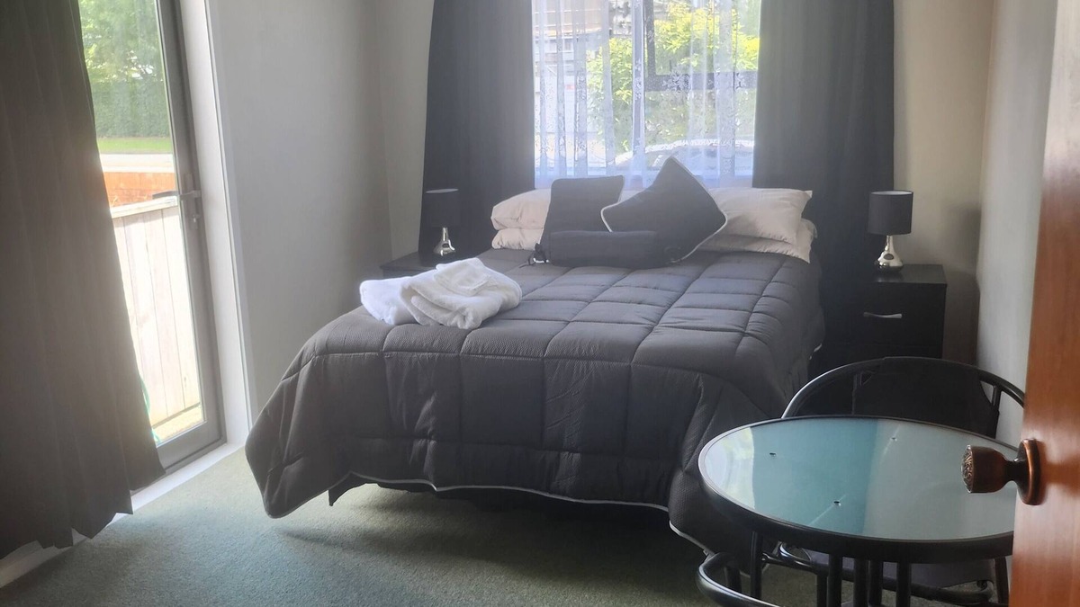 Upper Hutt Apartment | Cosy studio walking distance to shops rails. 45 minutes from the city