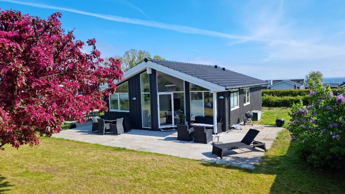 Strøby Ladeplads House | Cosy summerhouse near the waterfront