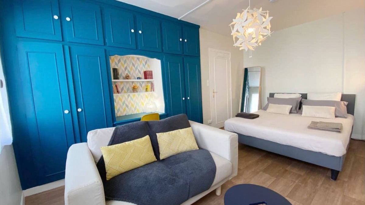 Chateau-Renault Apartment | ★ Cosy T1 ☆ Close to shops and main roads ★
