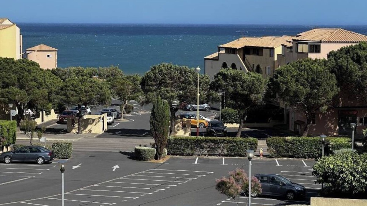 Saint-Pierre-la-Mer Apartment | Cosy T2 sea view, bedroom + cabin, mezzanine, parking