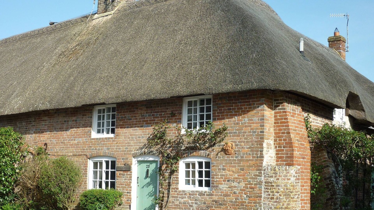 Winfrith Newburgh Cottage | Cosy thatched cottage minutes from the sea, nestled in gentle rural countryside