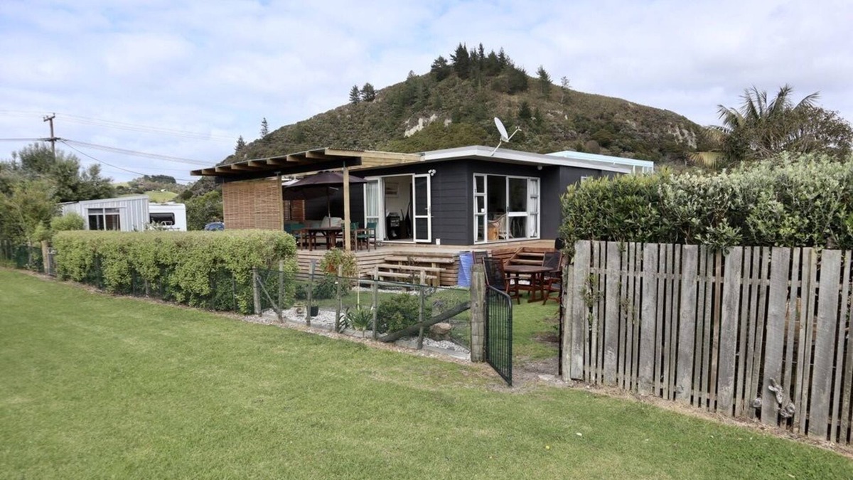 Pataua House | Cosy three-bedroom bach - 20-second walk from the beach - kayaks, mooring