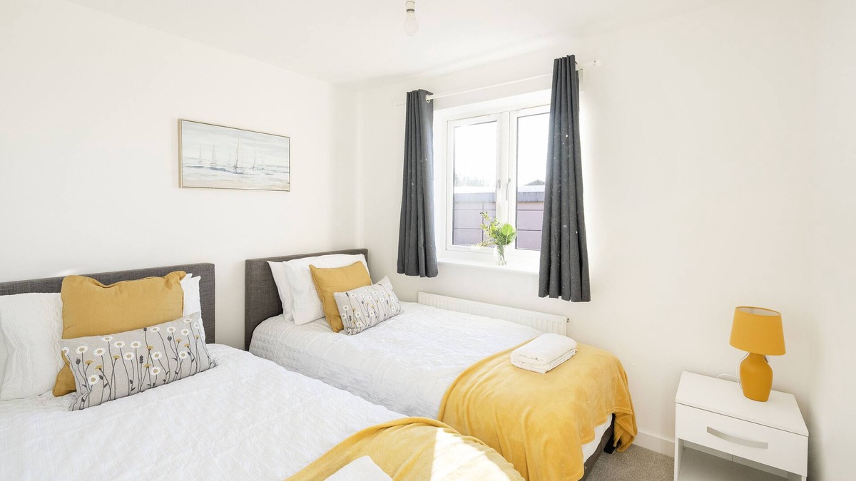Severn Beach House | Cosy Three Bedroom House Bristol