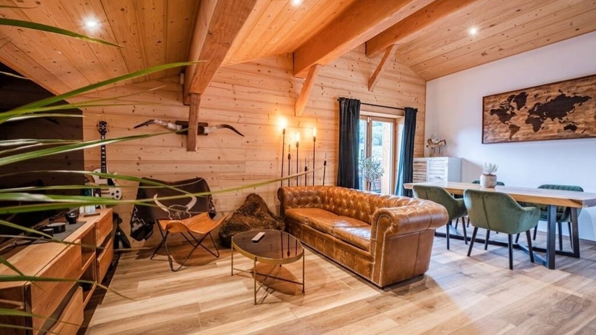 Huez-en-Oisans Apartment | Cosy triplex Huez village 20m from lifts
