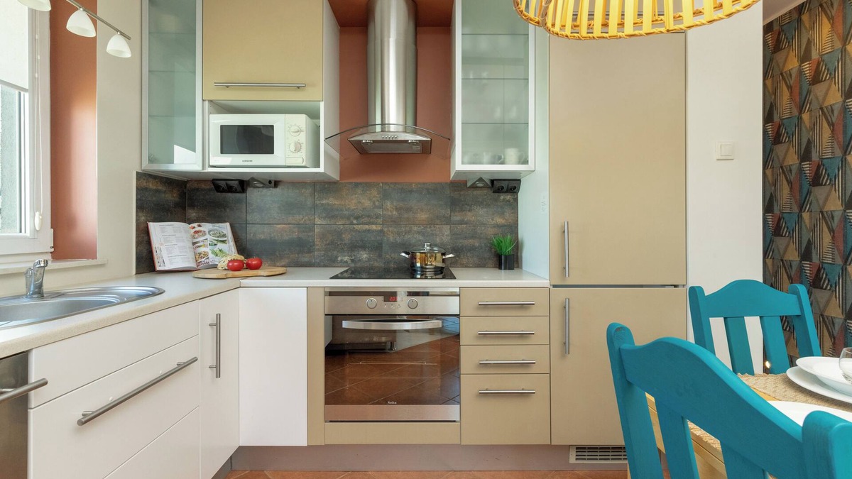 Emaus Apartment | Cosy Turquoise Apartment by Renters