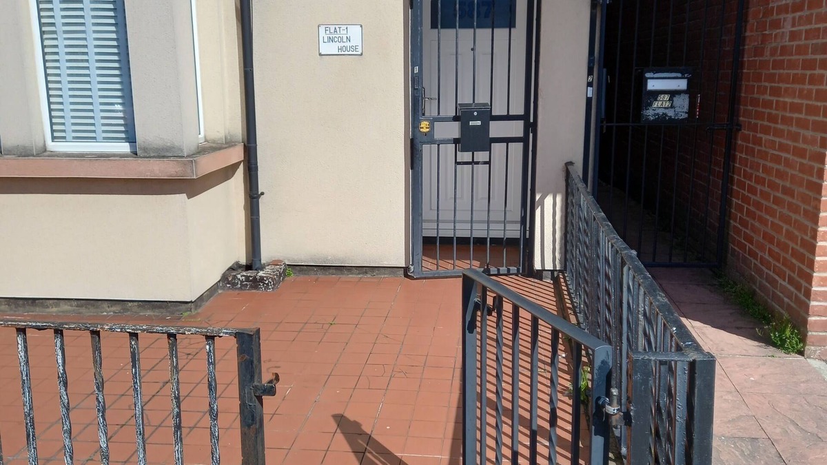 Westcliff-on-Sea Apartment | Cosy, Two-bedroom , ground floor flat