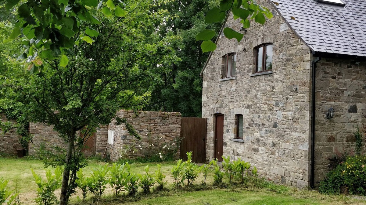 Tuamgraney House | Cosy two bedroom lodge on the edge of Raheen Woods