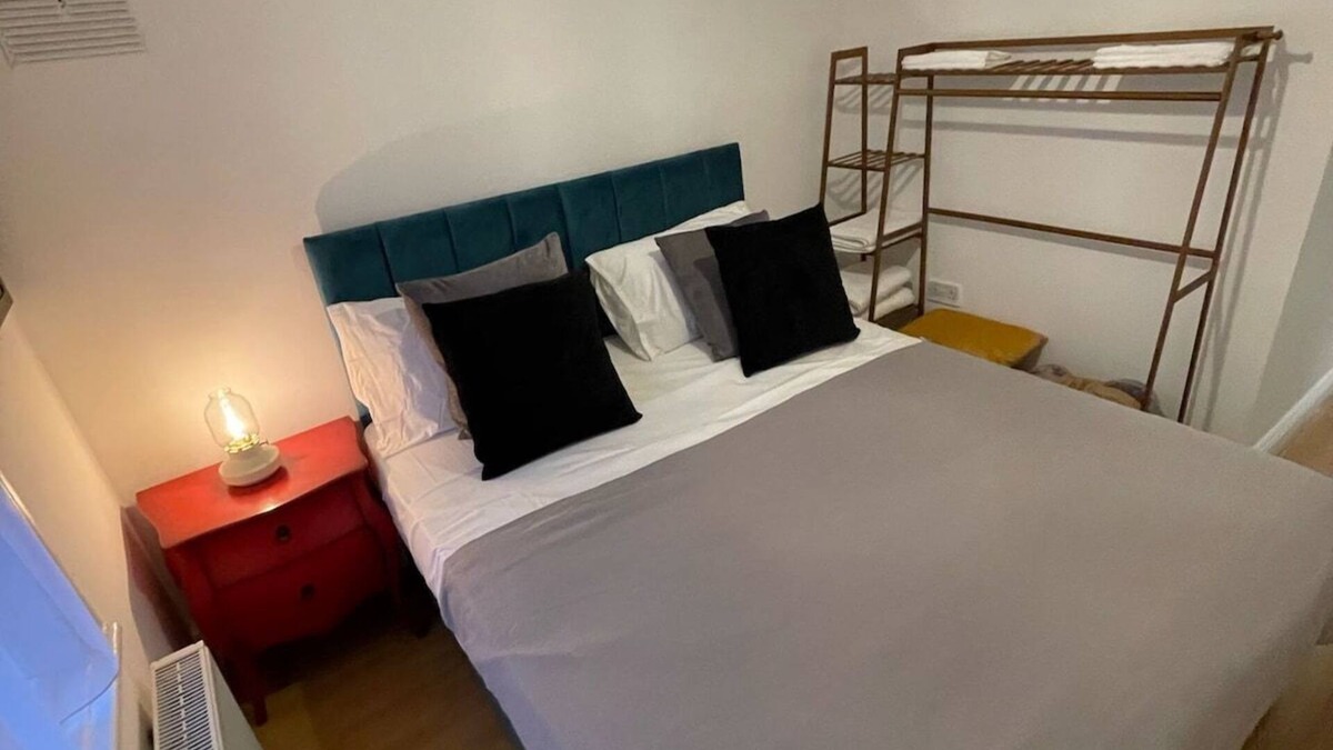 Tottenham Apartment | Cosy Urban Oasis 2 Bedroom Flat in Tottenham (Sleeps 5 People)