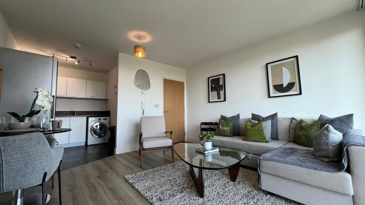 Bromley South Apartment | Cosy Urban Retreat in Bow - A stones throw from Bromley-By-Bow station!