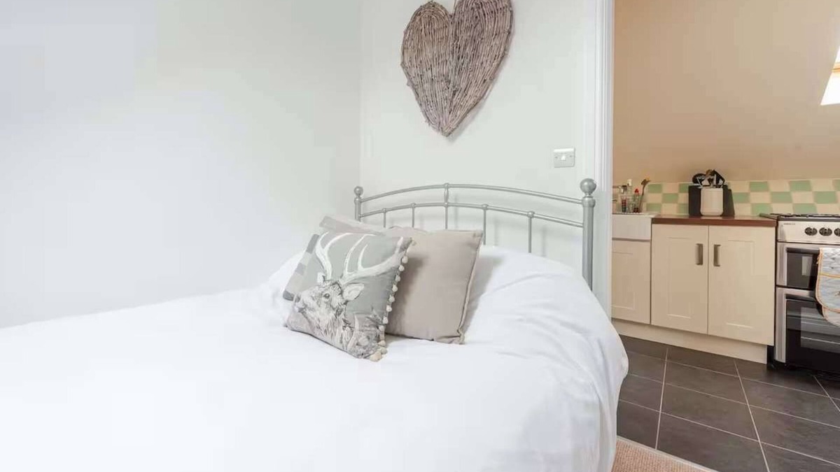 Giltbrook Apartment | Cosy Village Apartment in Nottingham with parking