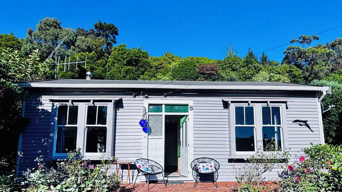 Kaikoura Villa | Cosy vintage villa in central Kaikoura. Short walk to town & beach. Pet friendly