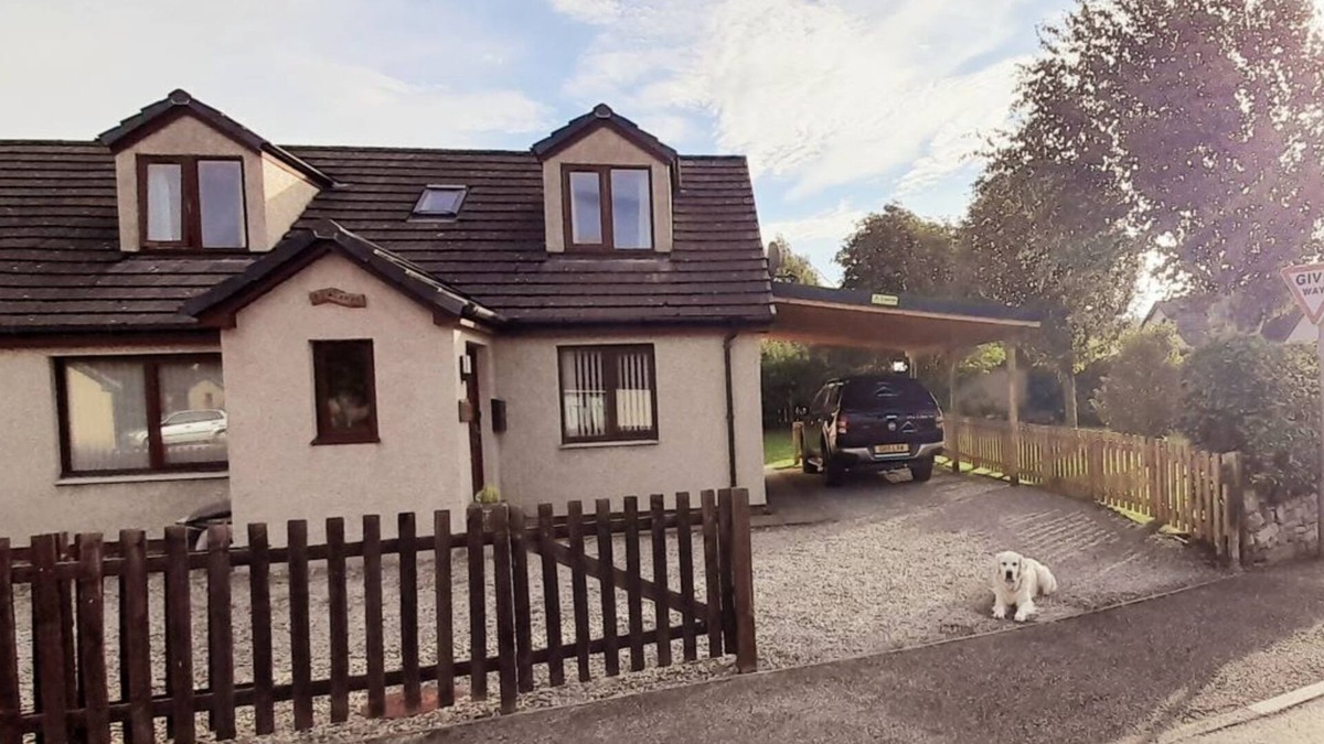 Aviemore Cottage | Cosy warm & welcoming modern cottage 1 mile from Aviemore centre - pet friendly
