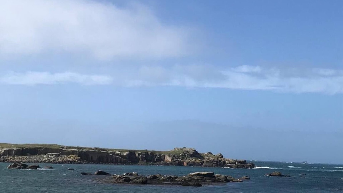 Saint-Mathieu House | Cosy waterfront house sleeps 4, beach at end of garden