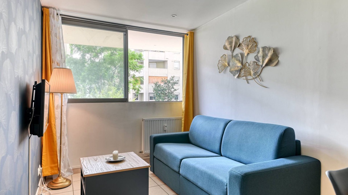 Zola - Pressense Apartment | Cosy, well-located apartment in Gratte-Ciel