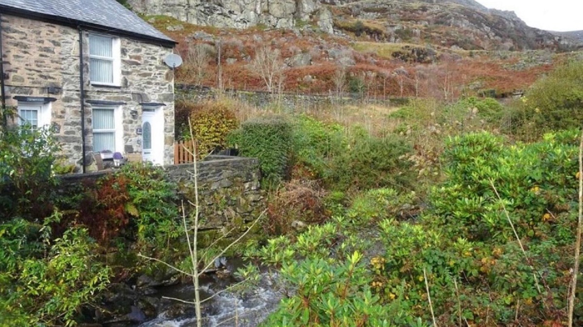Tanygrisiau Cottage | Cosy Welsh Cottage near to Ffestiniog Railway, local beaches, walks & activities