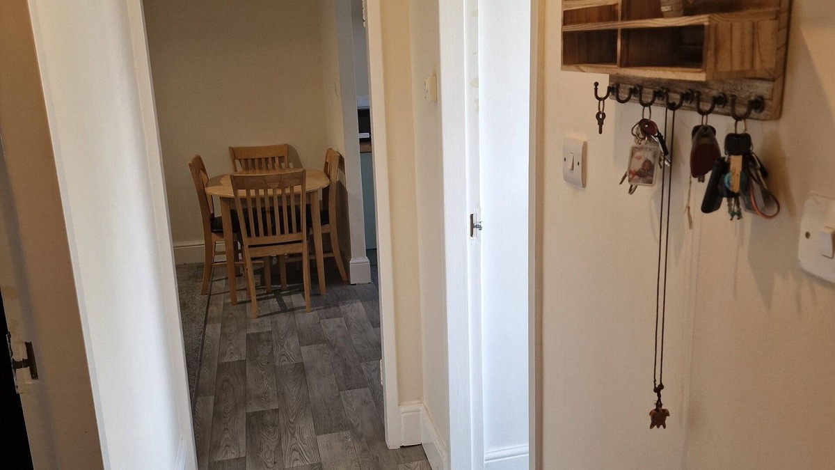 Thundersley Apartment | Cosy whole apartment with a fully equipped work station.