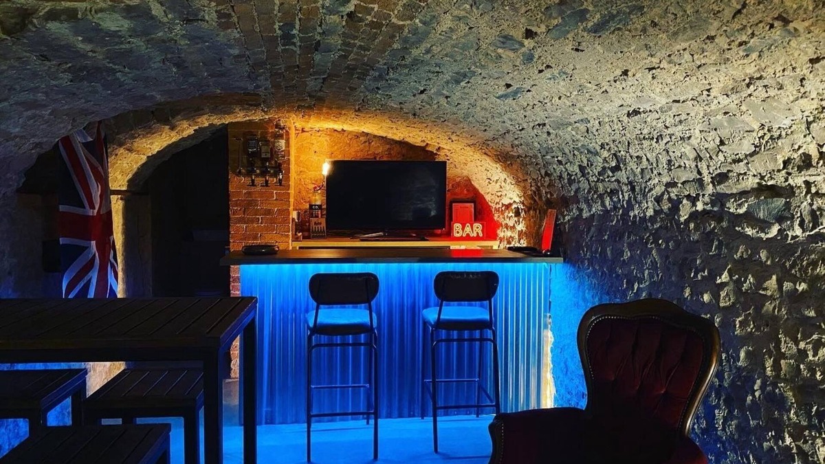 Warminster House | Cosy Winter Hideaway - log burner, hot tub & bar!
