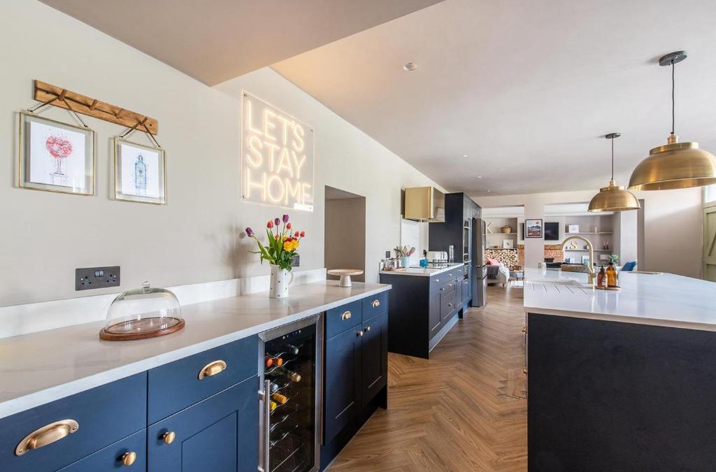 Warminster House | Cosy Winter Hideaway - log burner hot tub & bar!