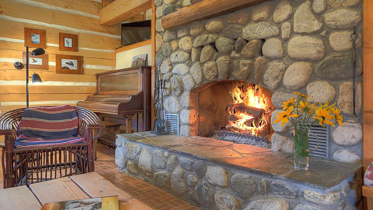 North Okanagan Cabin | Cosy Winter Retreat! - Log Cabin -Fireplace- Nature at Your Door