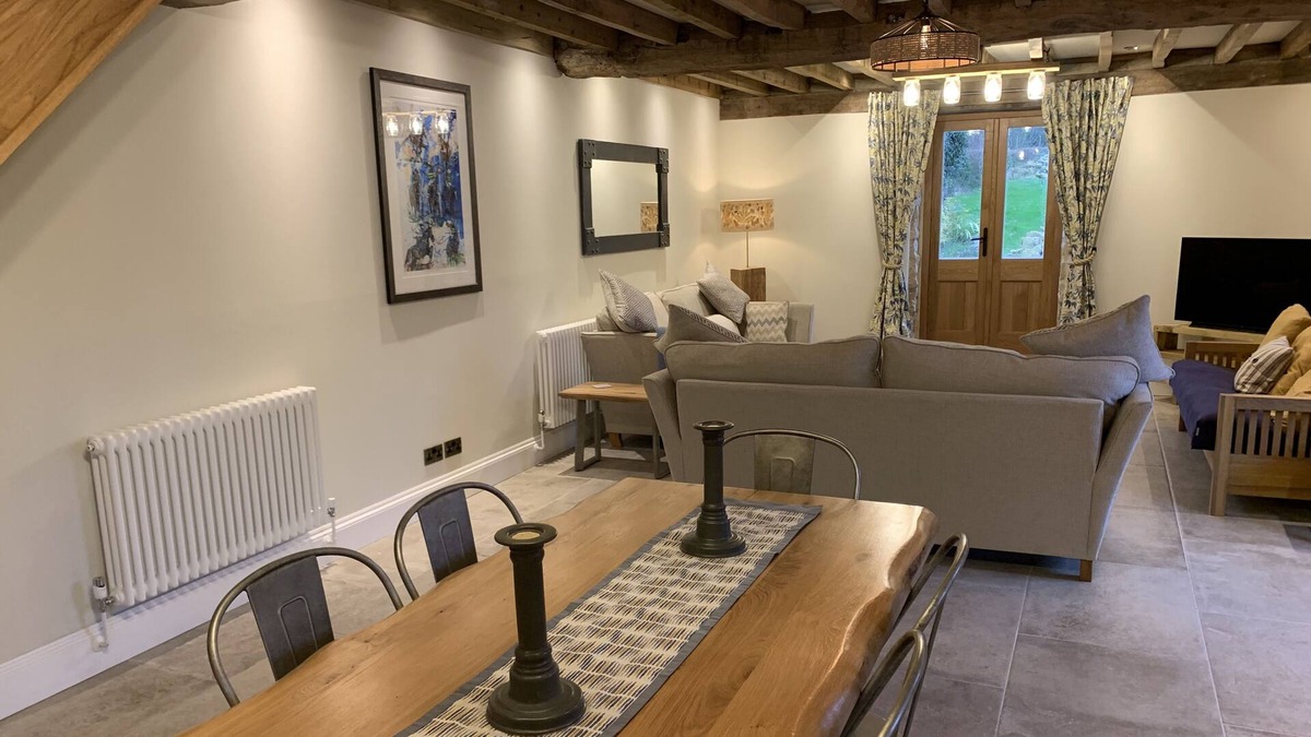 Mangotsfield Cottage | Cotswold converted stable with 2 bedrooms ensuite with spacious living area