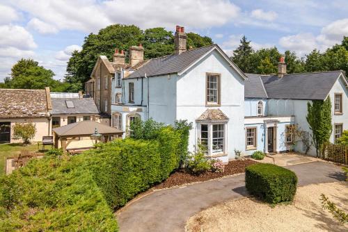 Petty France House | Cotswold Manor House - country house retreat with hot tub, ideal for large groups