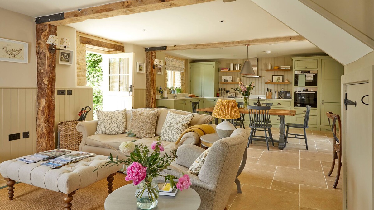 Ampney Crucis House | Cotswolds Barn Conversion 3 miles from Bibury