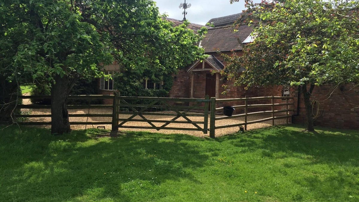 Wimpstone Cottage | Cotswolds heaven, feed the alpacas and relax in luxury cottage with hot tub