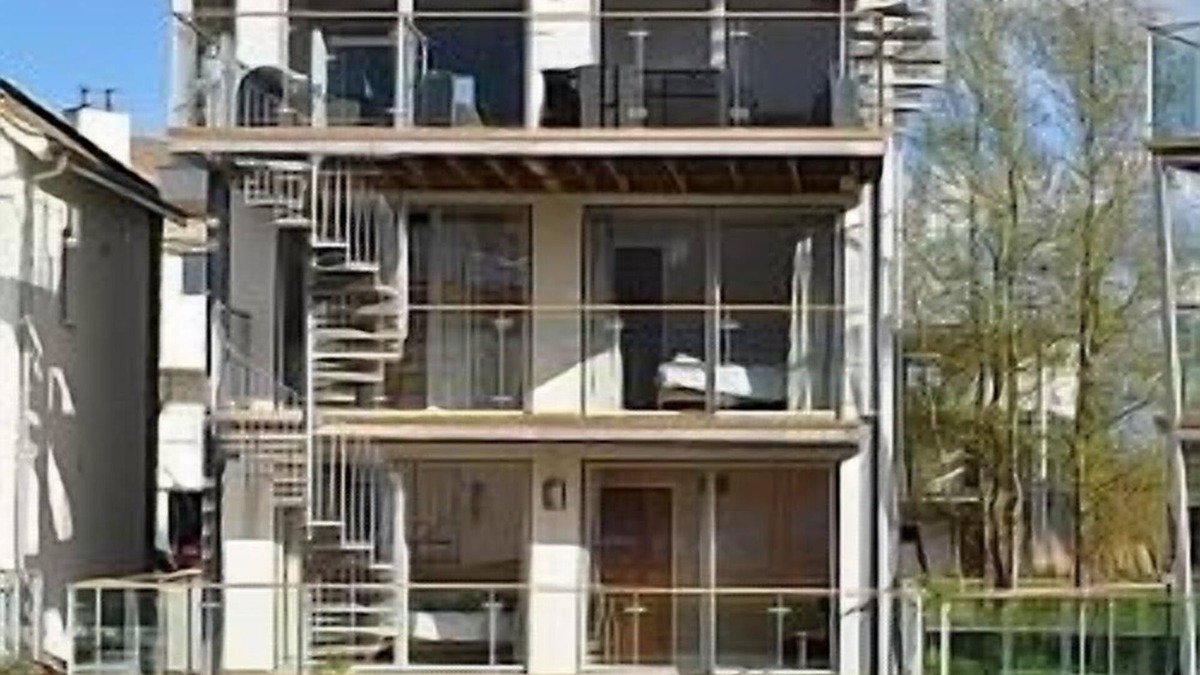 Malmesbury House | Cotswolds Lakeside House. On-site Spa & Swimming Pool.s. With rooftop terrace