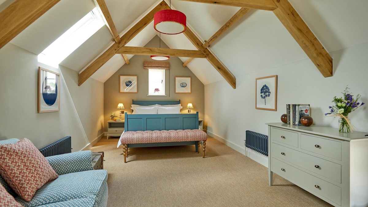 Ampney Crucis House | Cotswolds One Bedroom Barn Conversion near Bibury with private garden & terrace