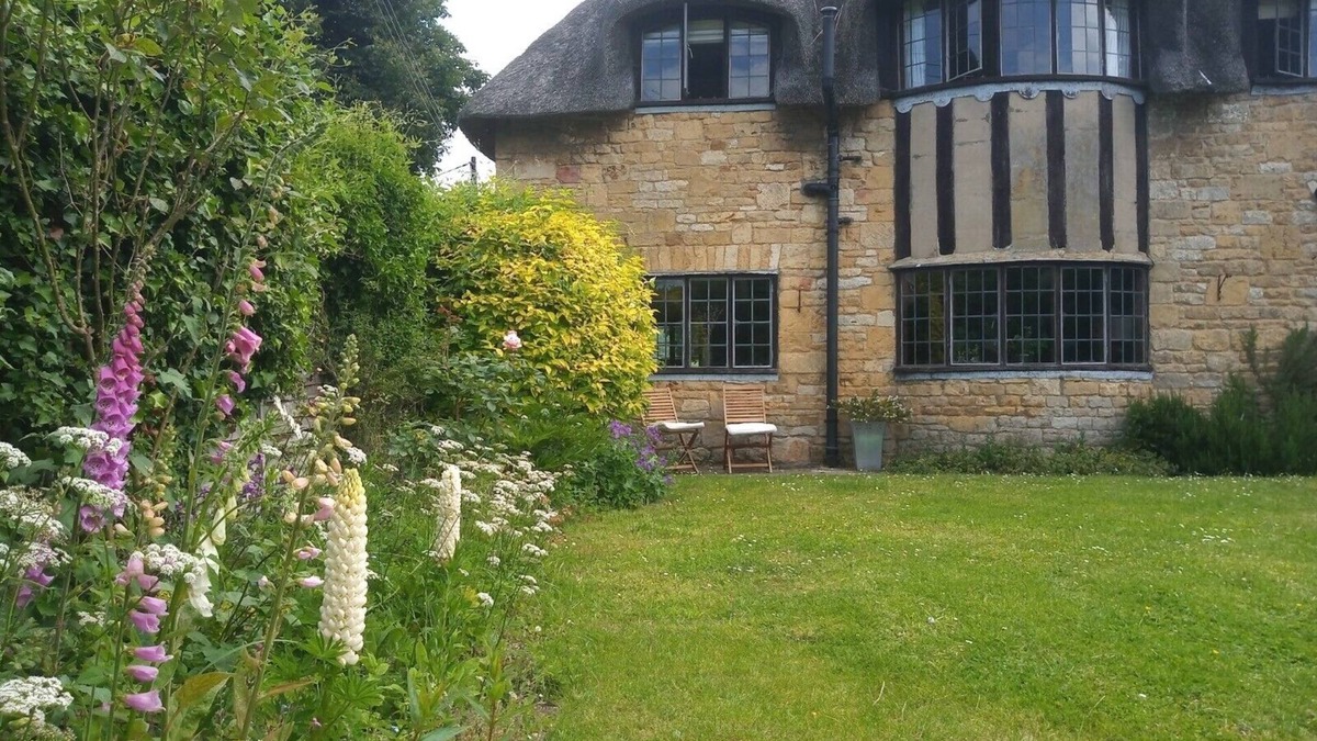 Broadway Cottage | Cotswolds Thatch Cottage, countryside views, walk to shops.