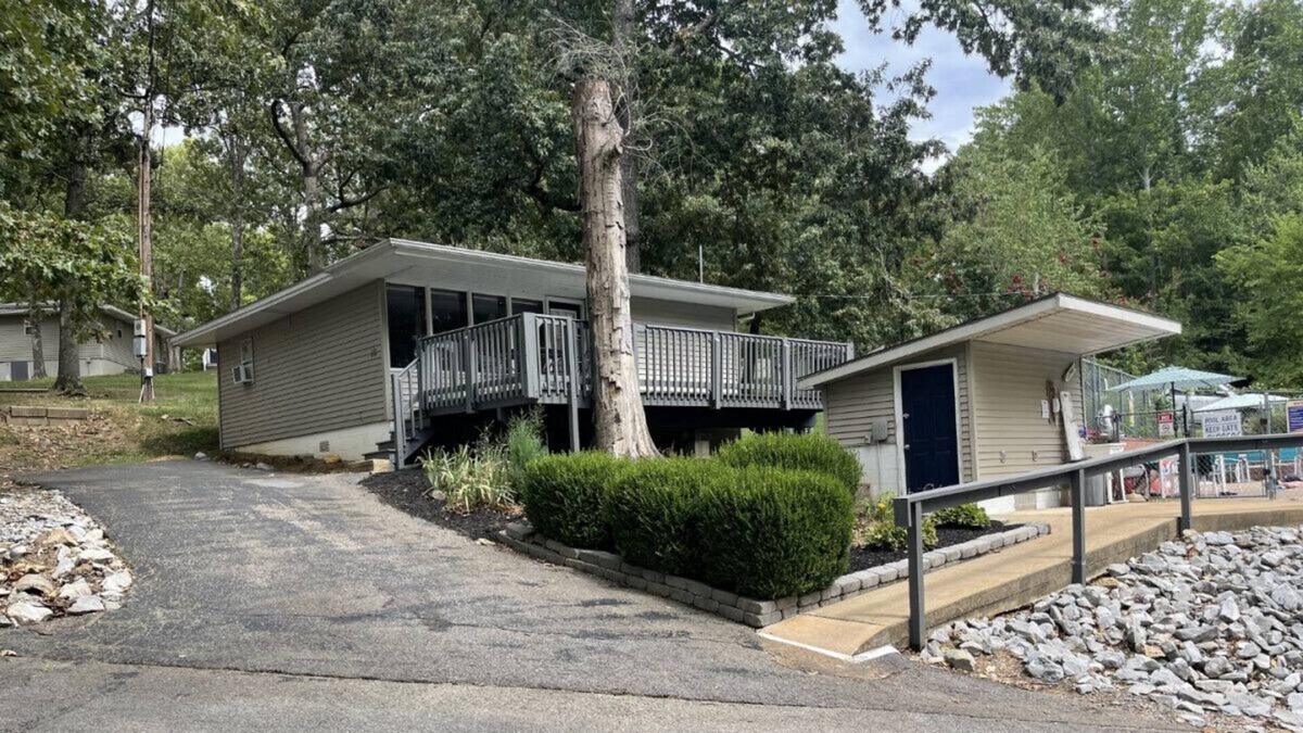 Almo Cabin | Cottage 10 · Lakeview Cottage on Kentucky Lake - Sleeps 4 - Pet Friendly!