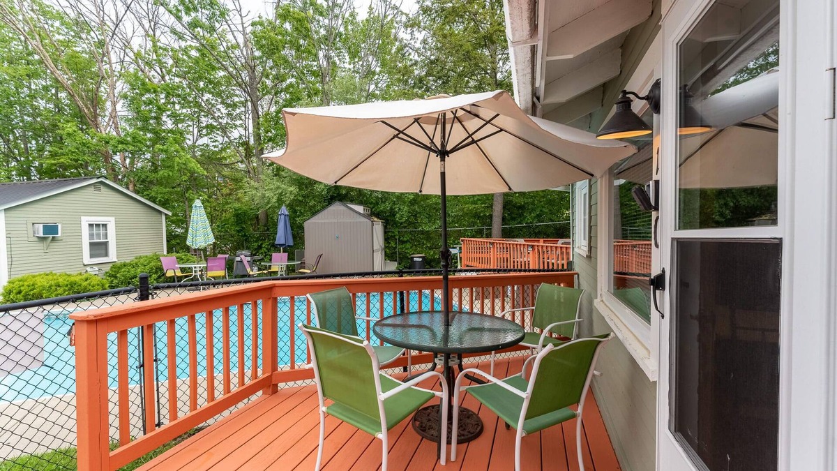 Weirs Beach Cabin | Cottage 11 Summary: T