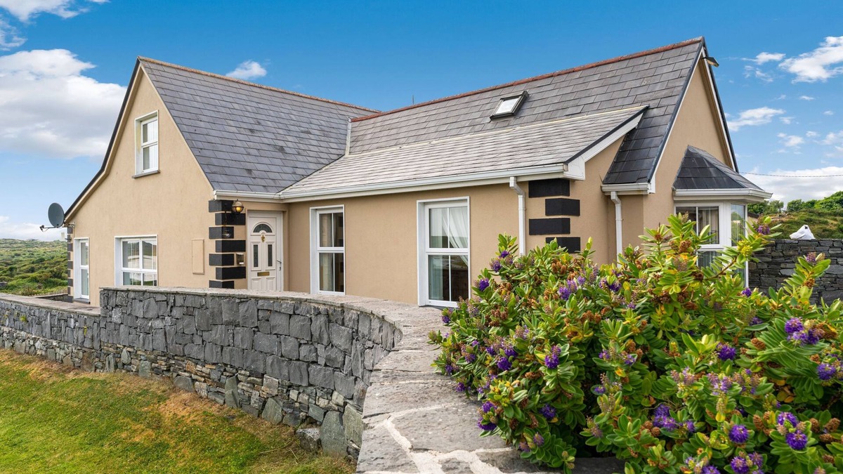 Ballyconneely Cottage | Cottage 207 - Ballyconneely - sleeps 8 guests in 4 bedrooms