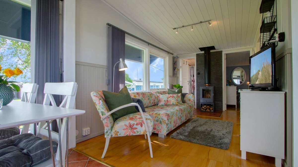 Falkenberg Cottage | Cottage 300 m from Skrea beach. Sheets, towels and cleaning are always included.