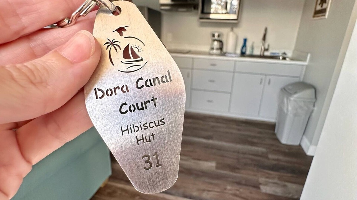 Tavares Cottage | Cottage 31: Hibiscus Hut - Waterfront Lodging in Downtown Tavares, FL