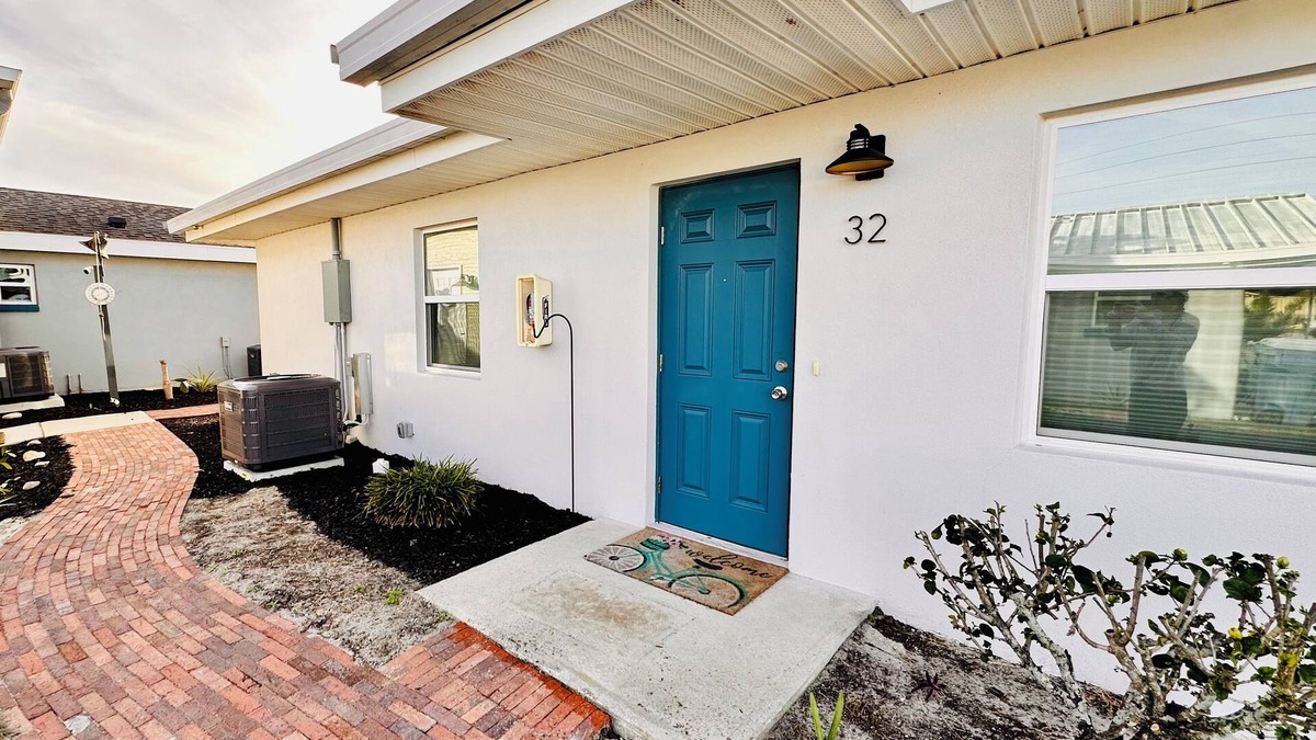Tavares Cottage | Cottage 32: Flamingo Bungalow - Waterfront Lodging in Downtown Tavares, FL