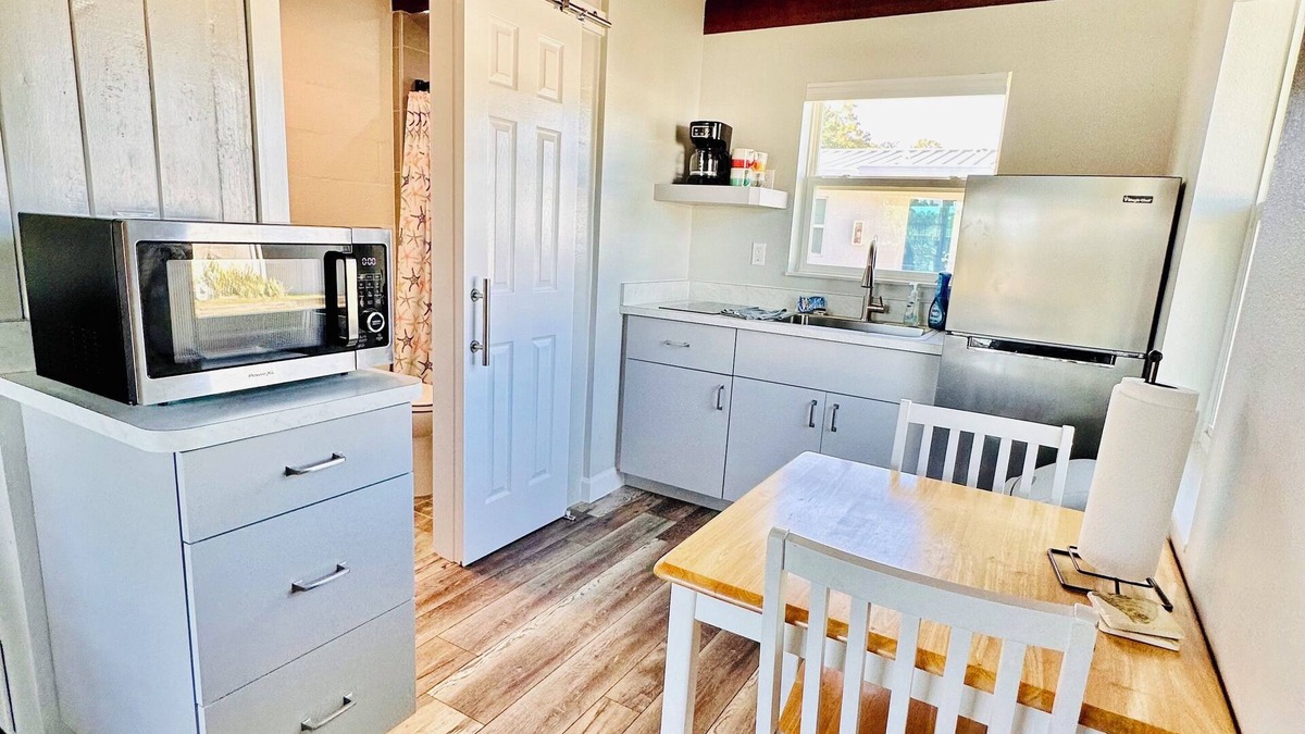 Tavares Cottage | Cottage 33: Pineapple Place - Waterfront Lodging in Downtown Tavares, FL