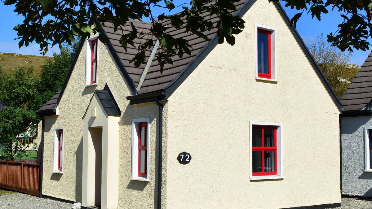 Clifden Cottage | Cottage 346 - Clifden - sleeps 6 guests in 3 bedrooms