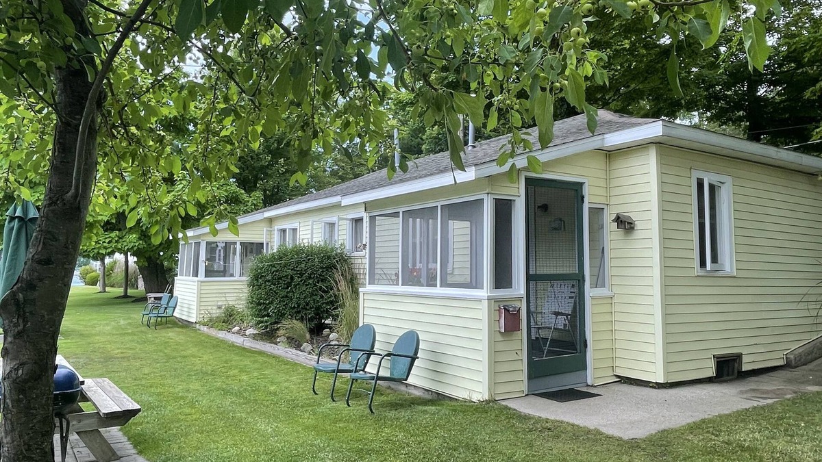Ludington Cottage | Cottage 4 is a charming 2 bedroom 25’ from your boat dock & Hamlin lake