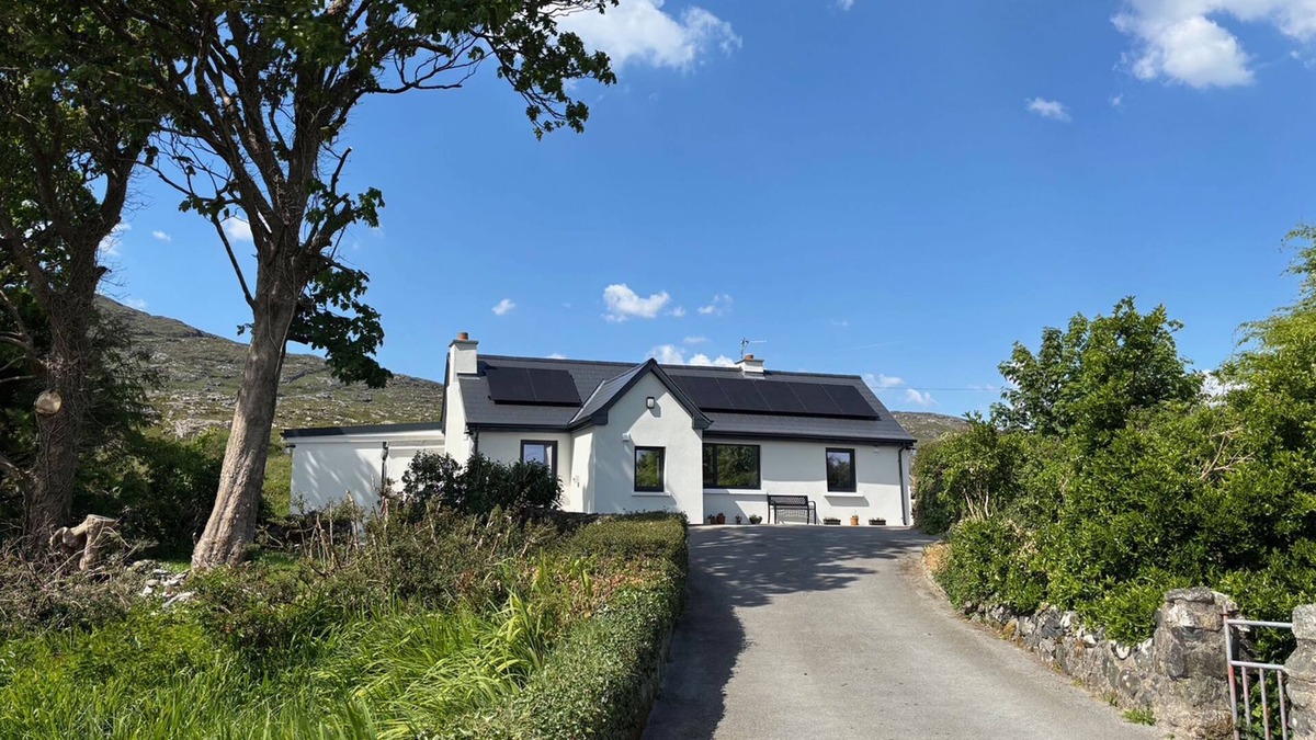Roundstone Cottage | Cottage 486 - Roundstone - sleeps 6 guests in 3 bedrooms