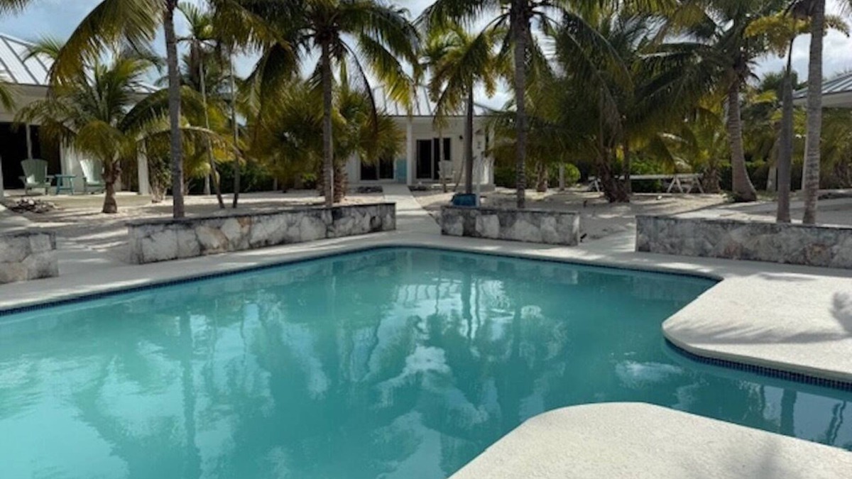 Sandy Point Cottage | Cottage 6 - Charming 1-bedroom cottage-pool-tennis-walk to beach in Sandy Point