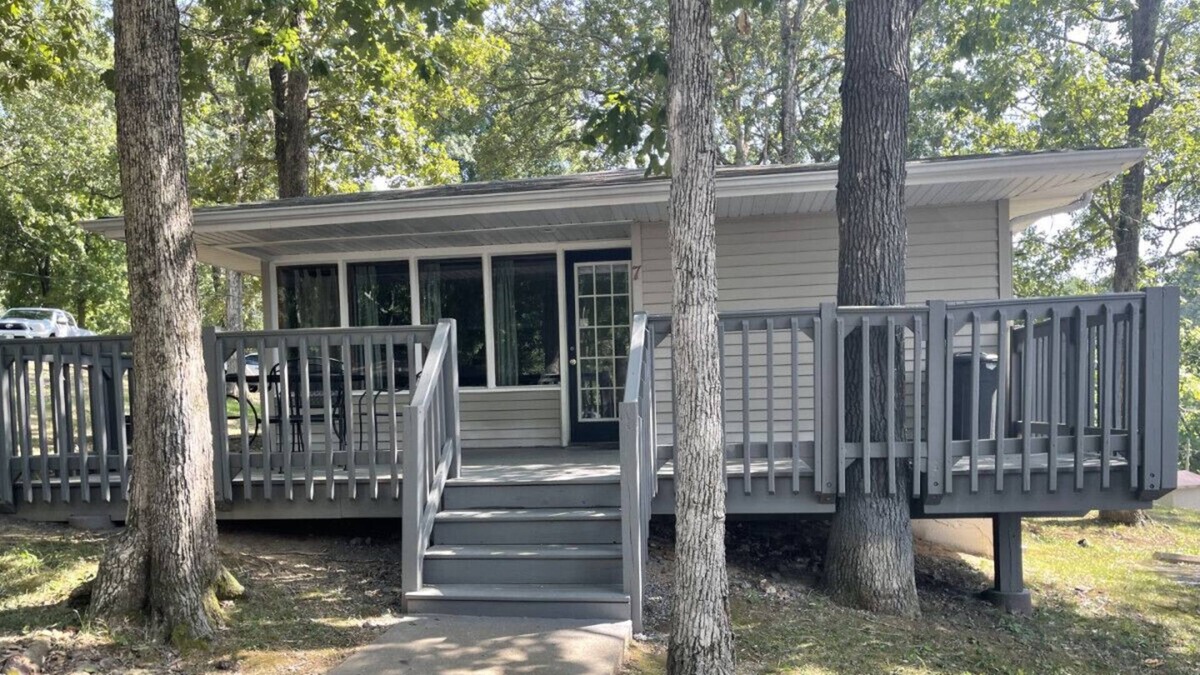 Almo Cabin | Cottage 7 · Lakeview Cottage on Kentucky Lake - Sleeps 4 - Pet Friendly!