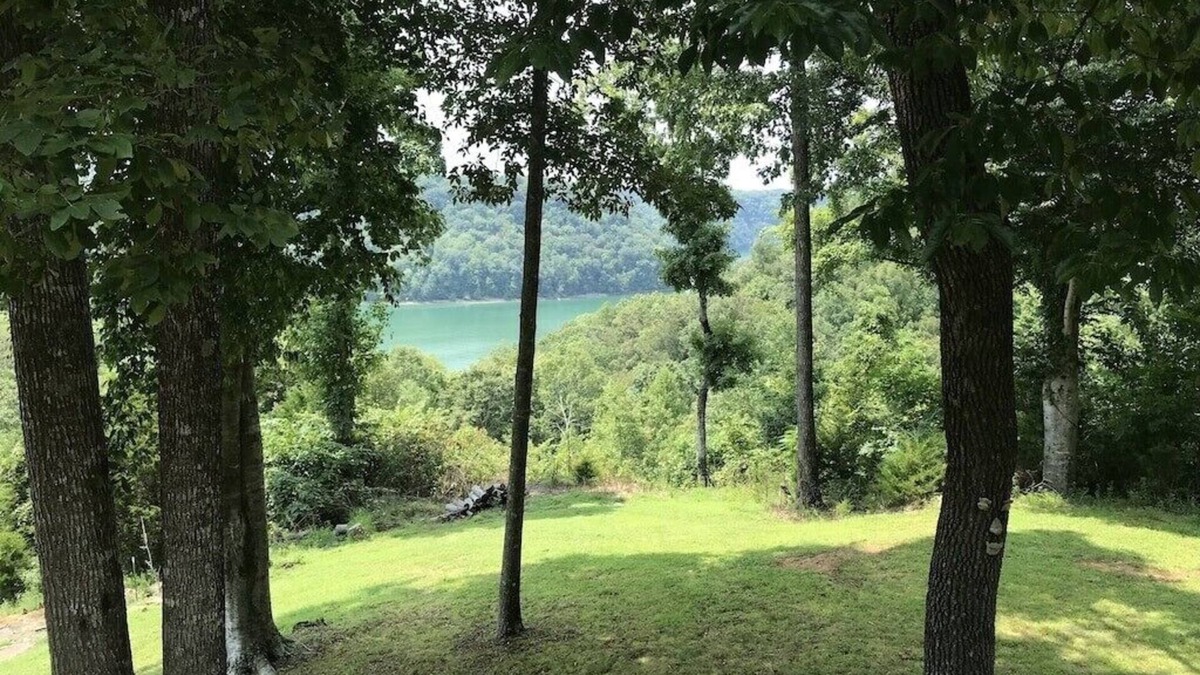 Byrdstown Cottage | COTTAGE AT EAGLE CREEK, SLEEPS 10-12 , LAKE VIEW